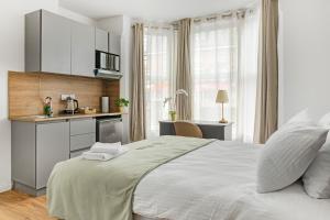 En eller flere senge i et værelse på Nottingham Forest The City Ground Studio Apartments