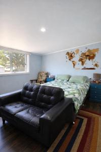 Posezení v ubytování Zamenhof River Cabin - Secluded Pet & Horse-Friendly Farm Stay near Yass