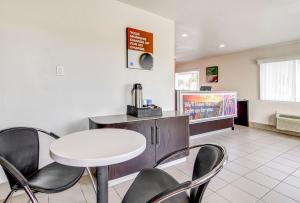 TV a/nebo společenská místnost v ubytování Motel 6 Waco - Lacy Lakeview