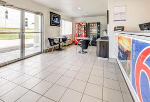 TV a/nebo společenská místnost v ubytování Motel 6 Waco - Lacy Lakeview