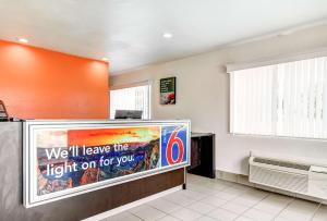 TV a/nebo společenská místnost v ubytování Motel 6 Waco - Lacy Lakeview