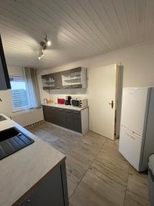 una cucina con un frigorifero bianco e un piano di lavoro di FeWo Renken a Trassenheide Altre 13 foto