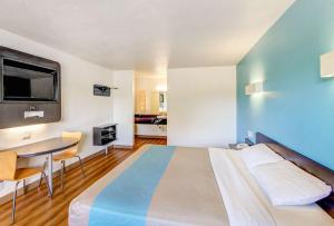 Postel nebo postele na pokoji v ubytování Motel 6 Waco - Lacy Lakeview