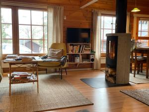 un salon avec un poêle à bois dans une pièce dans l'établissement Tallbo24, 