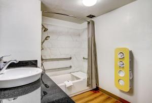 Koupelna v ubytování Motel 6 Waco - Lacy Lakeview + 37 fotografií