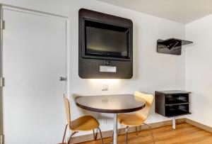 TV a/nebo společenská místnost v ubytování Motel 6 Waco - Lacy Lakeview