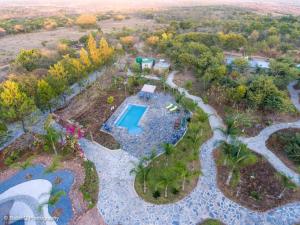 een luchtzicht op een zwembad in een tuin bij The Sissing Santuary 