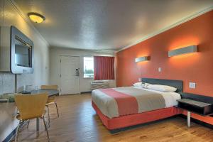 Postel nebo postele na pokoji v ubytování Motel 6-Lima, OH