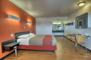 Postel nebo postele na pokoji v ubytování Motel 6-Lima, OH