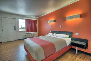 Postel nebo postele na pokoji v ubytování Motel 6-Lima, OH