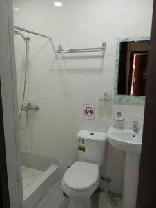 een witte badkamer met een toilet en een wastafel bij Hotel Said with a Terrace Best Location in Bukhara