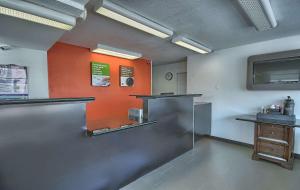 Kuchyň nebo kuchyňský kout v ubytování Motel 6-Lima, OH