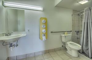 Koupelna v ubytování Motel 6-Lima, OH