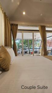 En eller flere senge i et værelse på SANTINIKETAN RETREAT, Bolpur