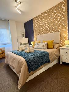 une chambre avec un grand lit avec des oreillers jaunes dans l'établissement El Pasaje Apartamento, à Oviedo