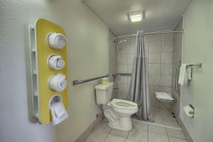 Koupelna v ubytování Motel 6-Lima, OH