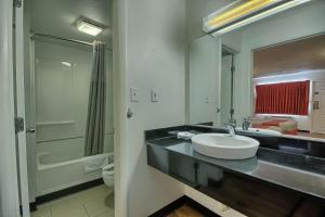 Koupelna v ubytování Motel 6-Lima, OH + 37 fotografií