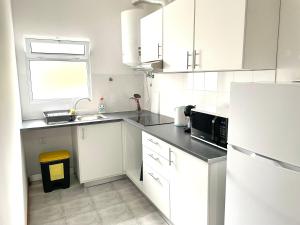 Køkken eller tekøkken på Tiny apartment near the airport