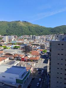 una vista aerea di una città con una montagna di Carvalho Apê Centro I Poços de Caldas a Poços de Caldas