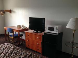 Televizorius ir (arba) pramogų centras apgyvendinimo įstaigoje Motel 6-Sedalia, MO