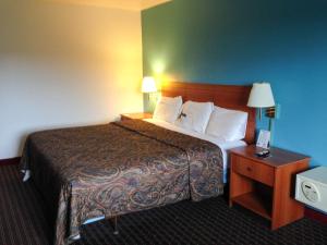 En eller flere senger på et rom på Motel 6-Sedalia, MO