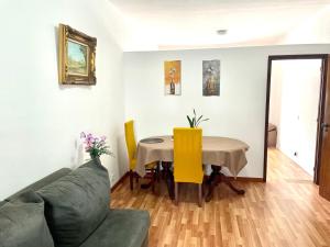 Et opholdsområde på Tiny apartment near the airport