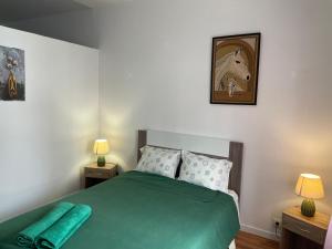 En eller flere senge i et værelse på Tiny apartment near the airport