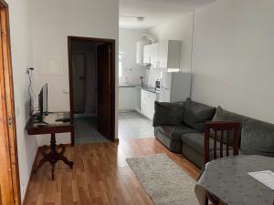 Køkken eller tekøkken på Tiny apartment near the airport + 2 billeder