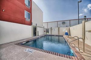 Bazén v ubytování Motel 6-Weslaco, TX nebo v jeho okolí