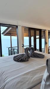 twee vogels op een bed bij Nunggalan Octopus 2 in Uluwatu