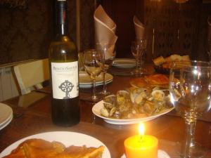 カンバードスにあるCasa A Pastoraのワイン1本とキャンドル付きテーブル