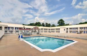 Piscina a Motel 6-Lindale, TX o a prop