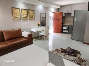 een woonkamer met een bank en een tafel bij 18onkuruman in Summerstrand