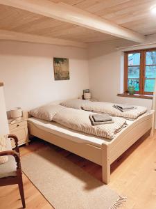 Giường trong phòng chung tại Alte Schmiede