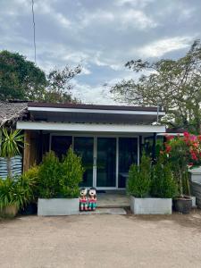 twee knuffeldieren die voor een huis staan bij Flower garden room  +2 foto's