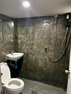 een badkamer met een douche, een toilet en een wastafel bij Flower garden room 