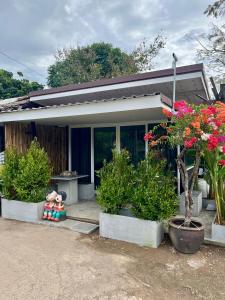 een huis met twee teddyberen ervoor. bij Flower garden room 