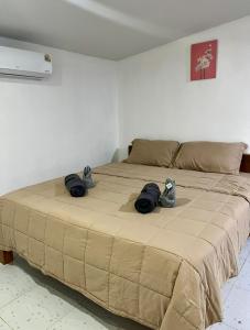 een slaapkamer met een groot bed met twee zakken erop bij Flower garden room 