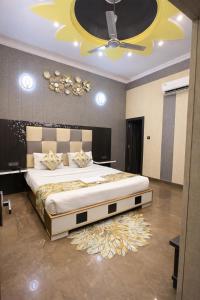 En eller flere senge i et værelse på Hotel Pardesi's Premium Stay Haridwar - Free Parking & Restaurant and Lift Facilities - Fully #Air Conditioning- Best Budget Hotel