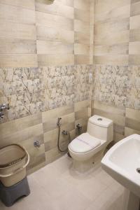 Et badeværelse på Hotel Pardesi's Premium Stay Haridwar - Free Parking & Restaurant and Lift Facilities - Fully #Air Conditioning- Best Budget Hotel