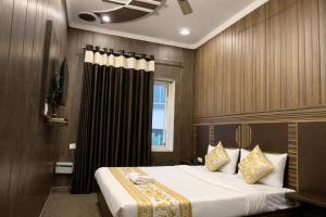 En eller flere senge i et værelse på Hotel Pardesi's Premium Stay Haridwar - Free Parking & Restaurant and Lift Facilities - Fully #Air Conditioning- Best Budget Hotel + 18 billeder