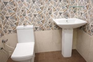 Et badeværelse på Hotel Pardesi's Premium Stay Haridwar - Free Parking & Restaurant and Lift Facilities - Fully #Air Conditioning- Best Budget Hotel