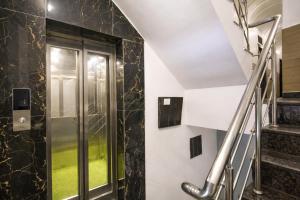 Et tv og/eller underholdning på Hotel Pardesi's Premium Stay Haridwar - Free Parking & Restaurant and Lift Facilities - Fully #Air Conditioning- Best Budget Hotel