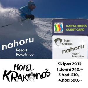 un homme est en train de skier sur une piste enneigée dans l'établissement Hotel Krakonos, à Rokytnice nad Jizerou