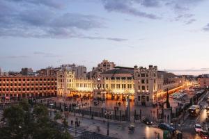 een stad met gebouwen en een straat met auto's bij Ibis Valencia Alfafar in Alfafar