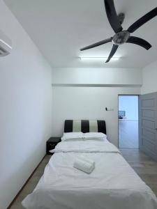 ein Schlafzimmer mit einem Bett mit Deckenventilator in der Unterkunft The Ximplicity @ Venus Residence Sitiawan Manjung in Sitiawan