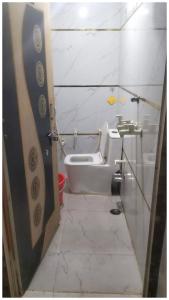 een badkamer met toilet en wastafel bij Hotel Rajshree S- Gopal N Near Mathura Railway Station - Sri Krishna Janmabhoomi - Restaurant And Free Parking - Fully Air conditioning Luxuary Room - Best Hotel in Mathura