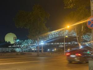 een auto die 's nachts door een straat rijdt bij Old Tbilisi in Tbilisi City