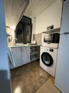 een keuken met een wasmachine en een wastafel bij Old Tbilisi in Tbilisi City +2 foto's