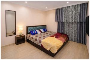 een slaapkamer met een bed en een groot raam bij Hotel Rajshree S- Gopal N Near Mathura Railway Station - Sri Krishna Janmabhoomi - Restaurant And Free Parking - Fully Air conditioning Luxuary Room - Best Hotel in Mathura +10 foto's